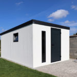 Záhradný domček v bielej omietke