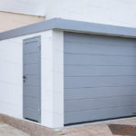 Garáž s atikou v bielom hliníku