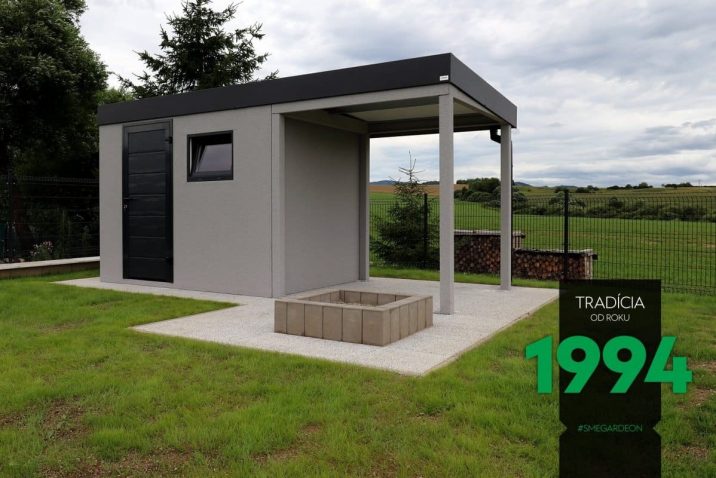 Ein graues Gartenhäuschen mit Überdachung
