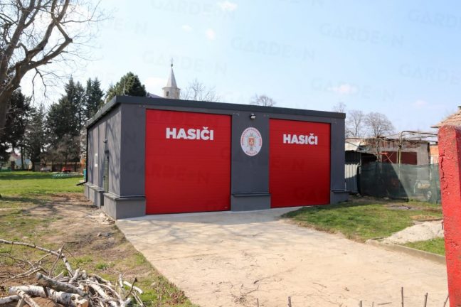 Atypische Garagen mit roten Toren für die Feuerwehrmänner