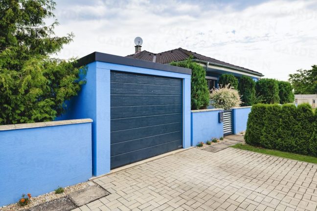 Die hell-blaue GARDEON Garage mit einem Hörmann Tor in anthrazit