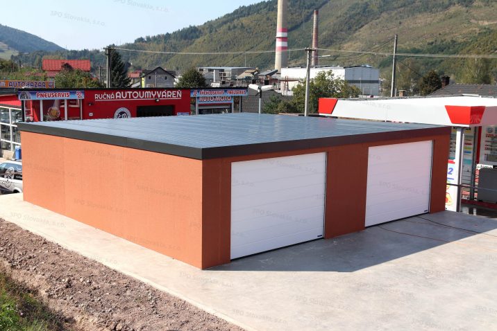 Eine Doppelgarage mit 2 schmalen Toren in weiß