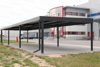 Eine große Überdachung für Raucher vor einer Firma