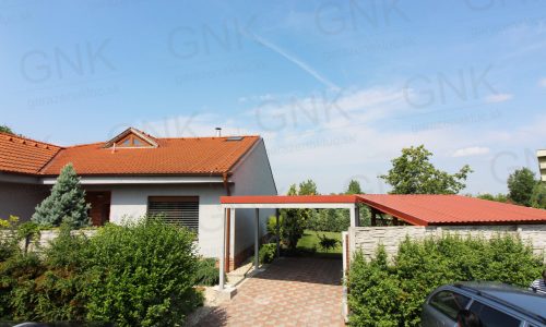 Ein Einzelcarport mit der Attika in ziegelrot