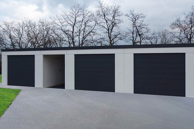 Eine moderne atypische Garage für 3 Autos mit Pultdach