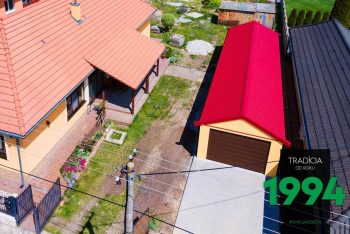 Lange, individuelle Garage GARDEON in der Putzfarbe gelb