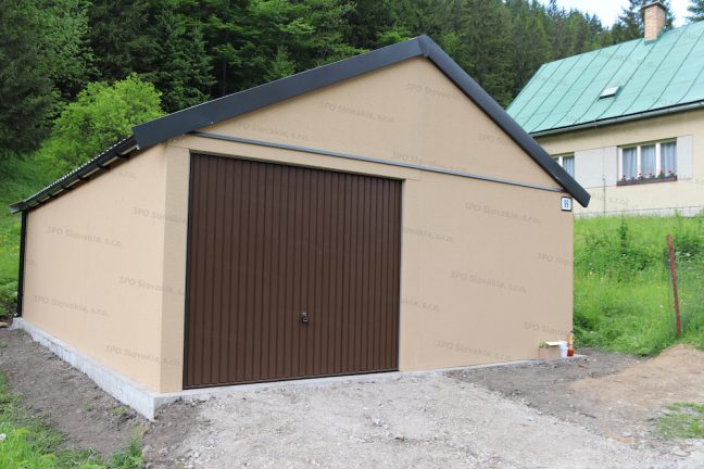 Eine atypische Garage mit Satteldach und einem braunen Schwingtor