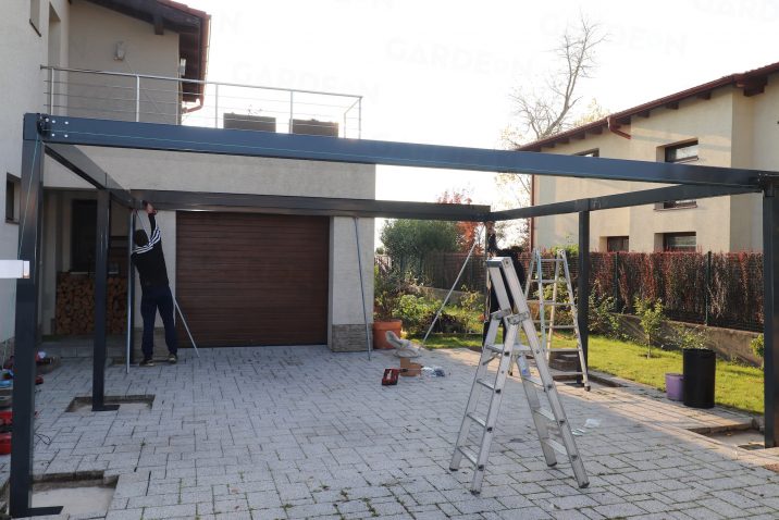 Montage des Carports von GARDEON an eine Pflasterung
