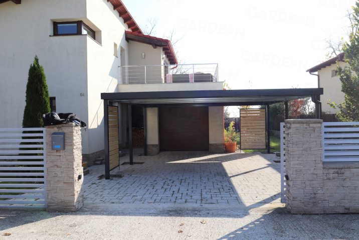 Ein GARDEON Carport in anthrazit an einem Haus