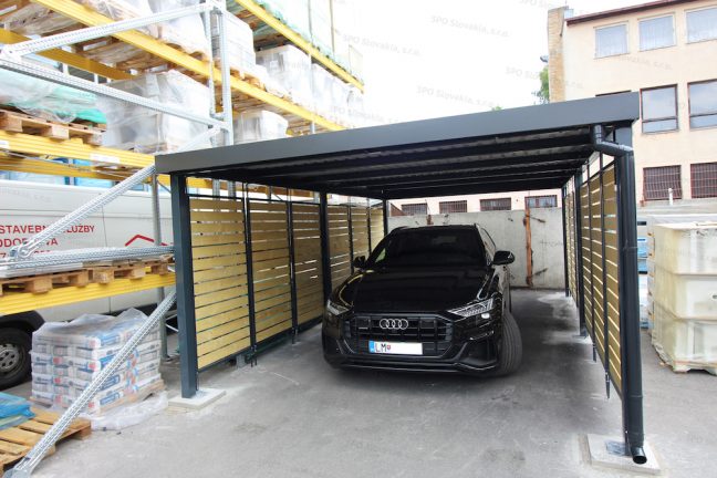 Ein Audi geparkt unter dem Carport von GARDEON in anthrazit mit Holzlatten