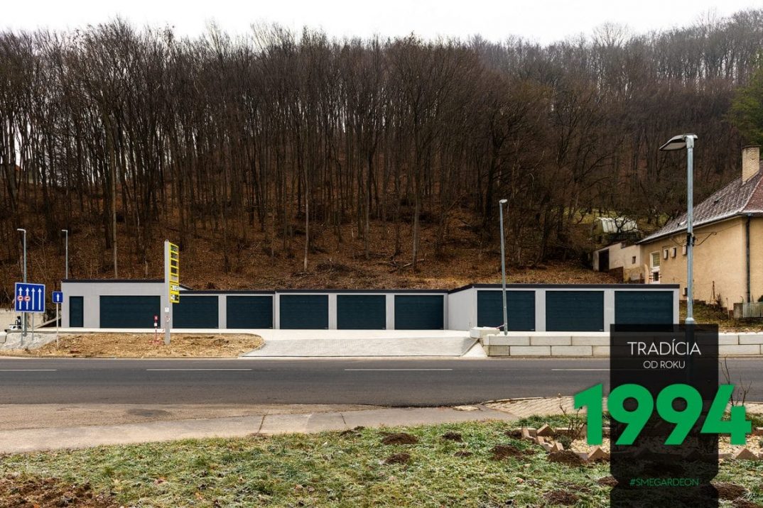 Eine maßangefertigte Garage neben Reihengaragen GARDEON