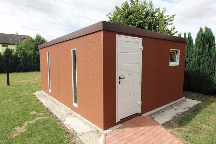 Ein Gartenhaus von GARDEON in ziegelrot mit der Tür in weiß