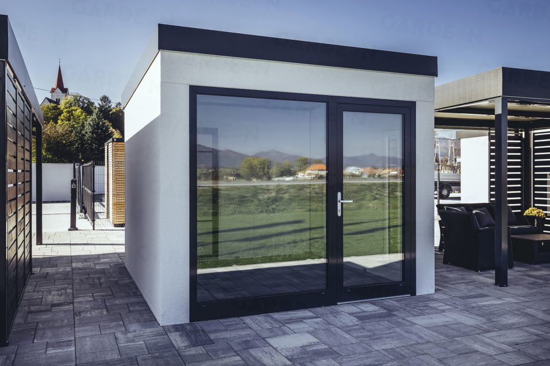 Ein moderne Häuschen mit großem Fenster