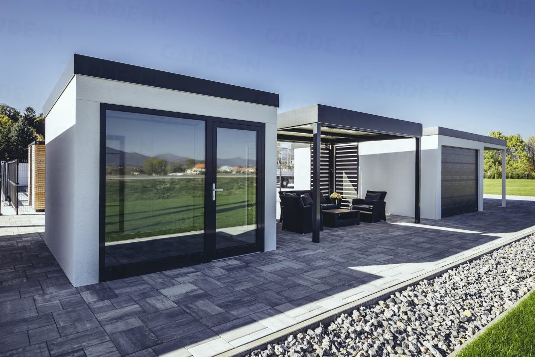 Ein Gartenhaus mit Großformat-Fenster