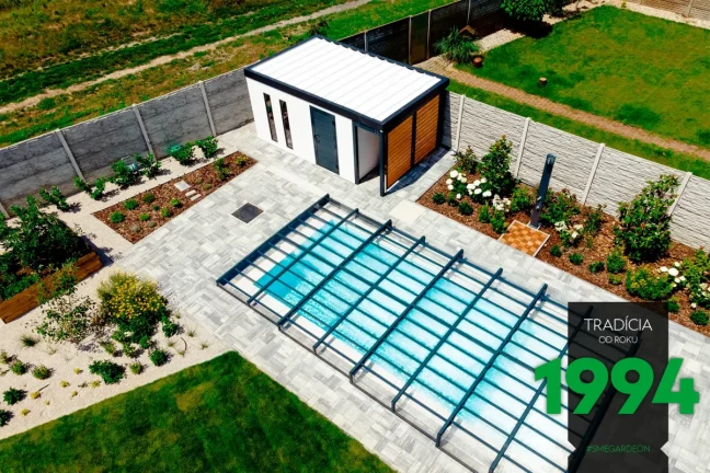 Gartenhaus GARDEON neben einem neuen, modernen Pool