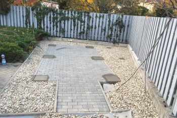 Eine Pflasterung mit Fußpunkten aus Beton