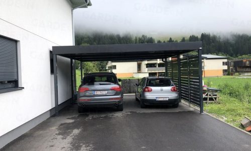 2 Autos unter dem montierten Doppelcarport von GARDEON