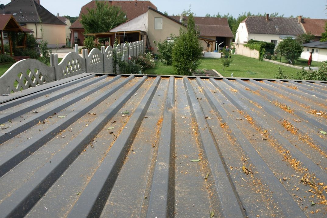 Die Dachdeckung an einem beschädigten Gartenhaus