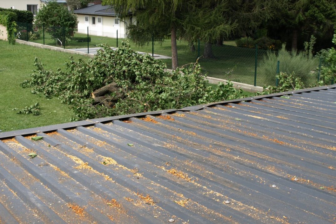 Die Dachdeckung an einem beschädigten Gartenhaus