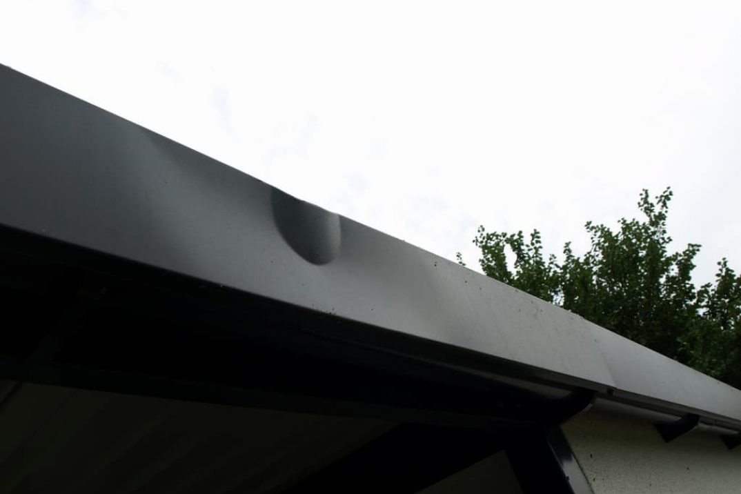 Die Attika an einem beschädigten Gartenhaus