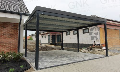 Ein montiertes Stahlcarport von GARDEON an einer Pflasterung