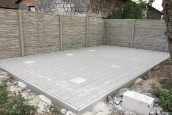 Eine Pflasterung mit Fußpunkten, die in derselben Höhe sind