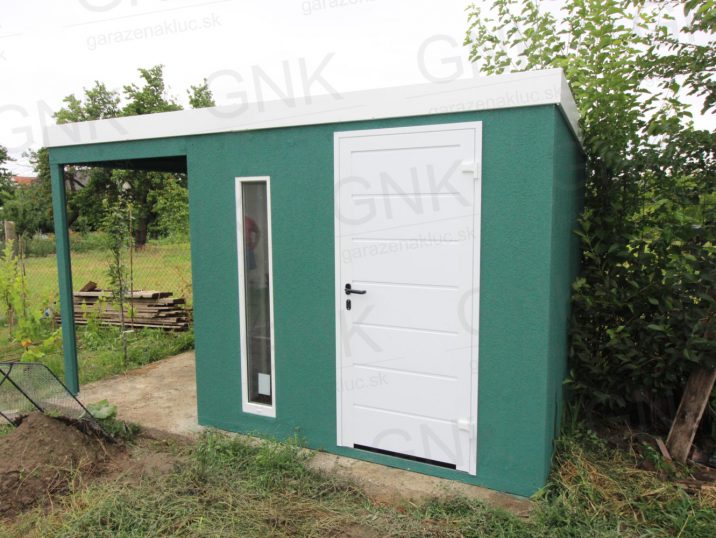 Ein montiertes Gartenhaus mit einem grünen Putz und einer gedämmten Tür von Hörmann in weiß
