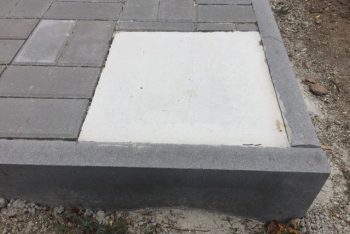 Eine Pflasterung mit Fußpunkten in derselben Höhe