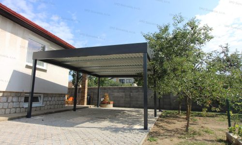 Ein montiertes Carport von GARDEON neben einem Familienhaus