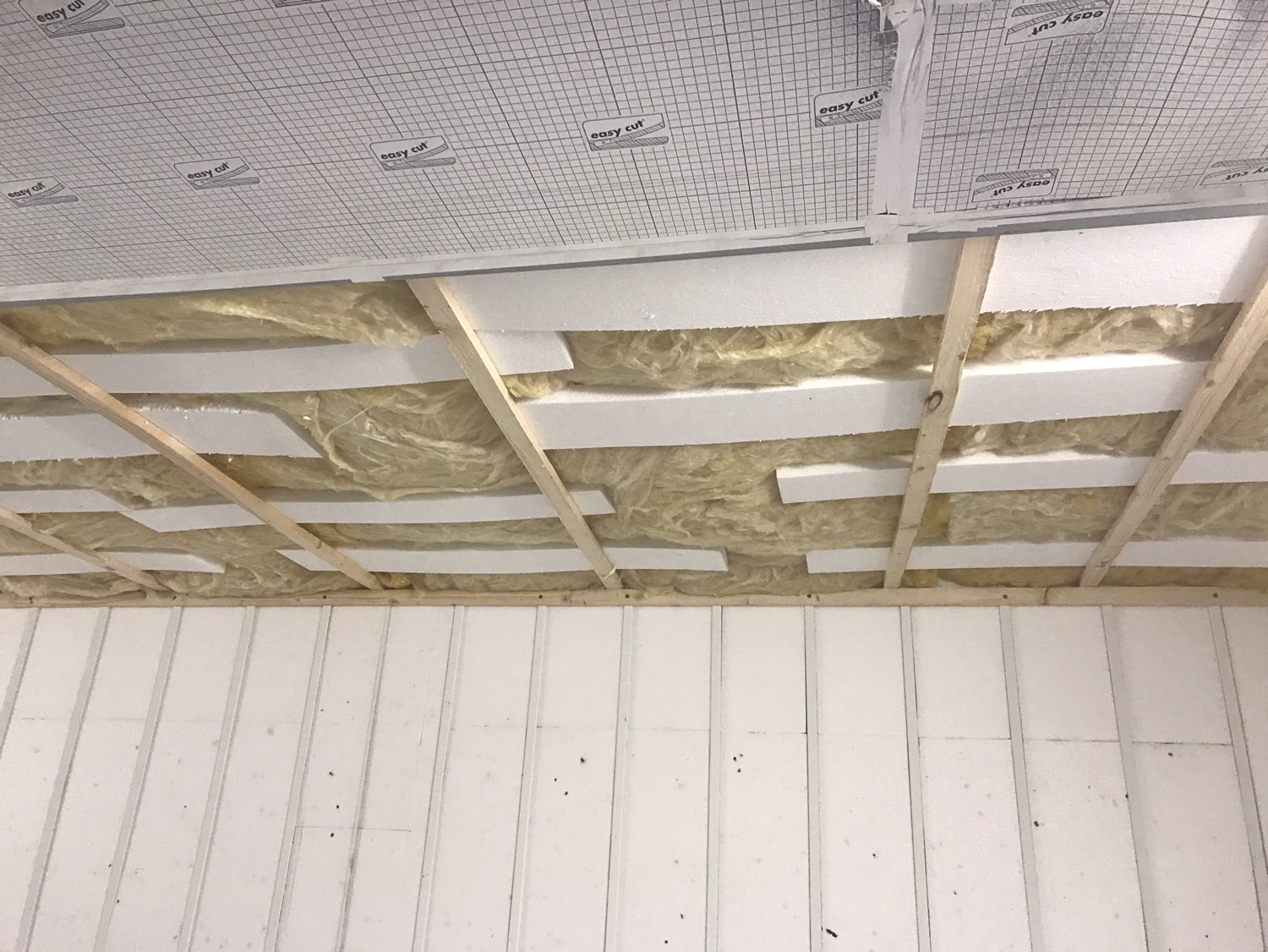 Isolierung des Daches mithilfe von Glaswolle und Polystyrol