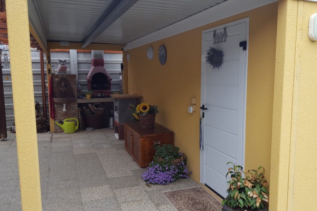 Montiertes Gartenhaus von GARDEON in gelb