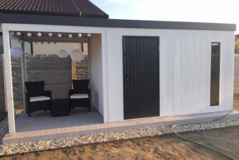 Die ergänzende Arbeiten an einem Fertigteil-Gartenhaus