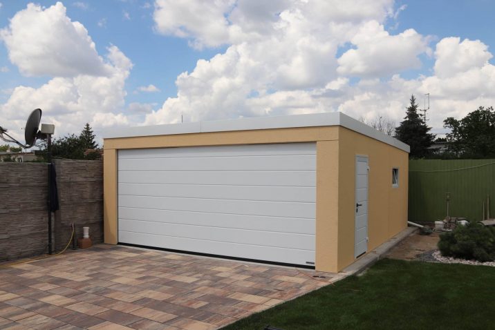 Die montierte Garage von GARDEON mit weißem Tor von Hörmann in M-Sicke