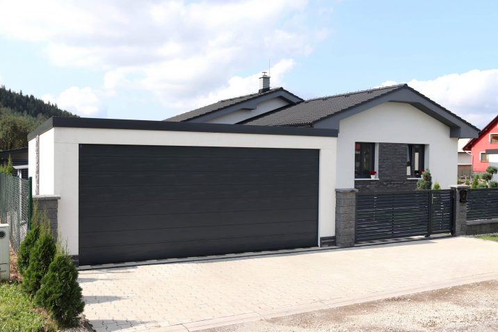 Die montierte Garage von GARDEON mit Flachdach