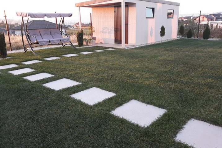 Ein Gartenhaus mit Überdachung an seiner vorderen Seite