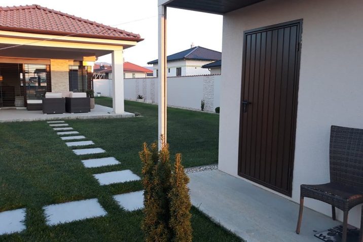 Gartenhäuschen GARDEON bei einem Familienhaus