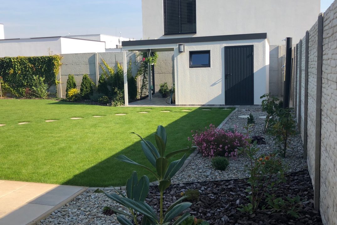 Ein Gartenhäuschen von GARDEON mit Überdachung komplett in weiß