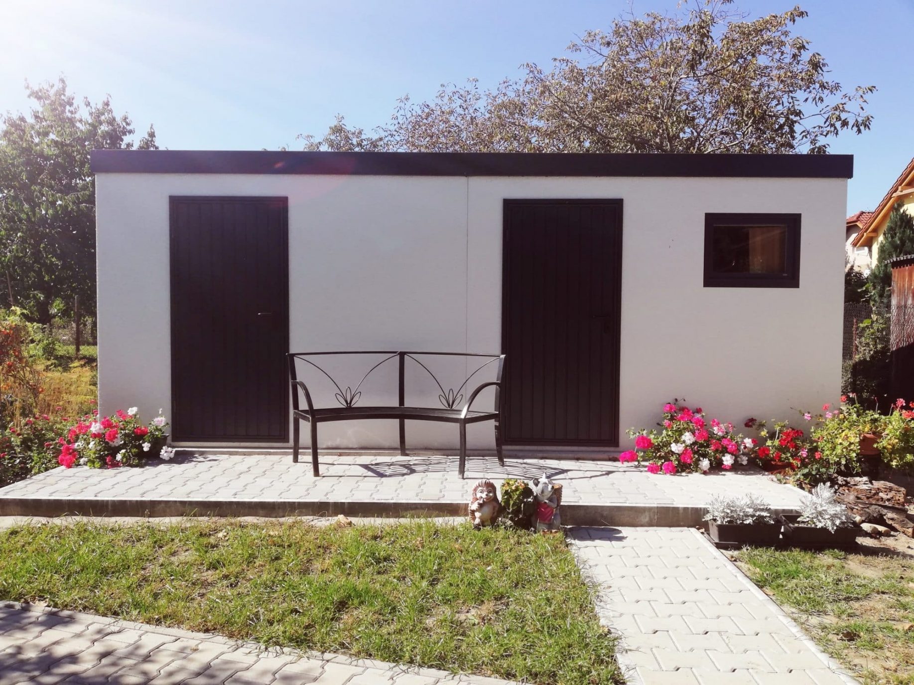 Ein Doppelhäuschen von GARDEON mit weißem Putz und Türen von Hörmann