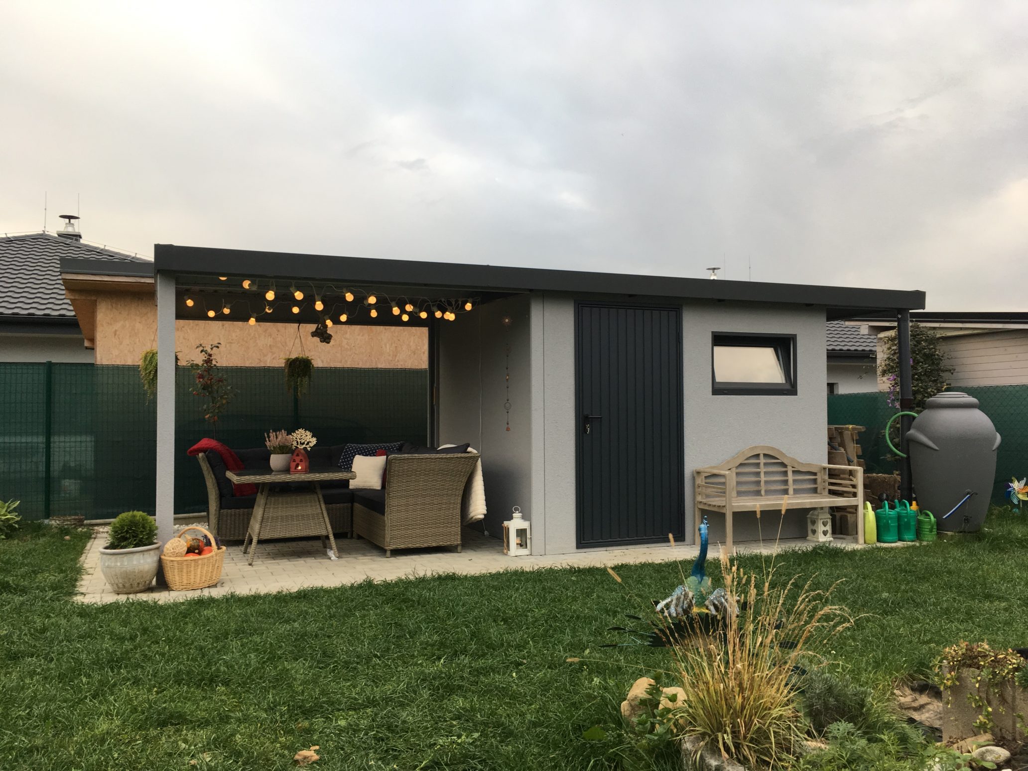 Ein montiertes Gartenhaus in licht-grau