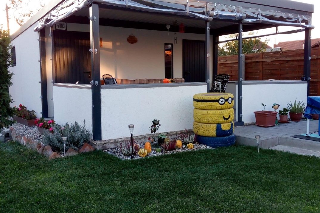 Ein Gartenhäuschen von GARDEON mit weißem Putz