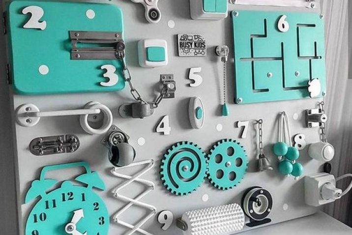 Eine blau-graue Montessori Wand zum Spielen