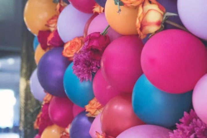 Bunte Ballons mir Blumen