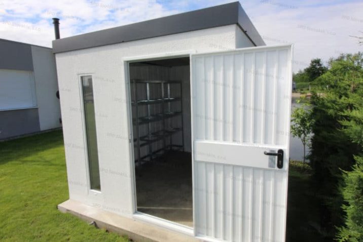 Der Einblick in den Innenraum eines montierten Gartenhauses GARDEON