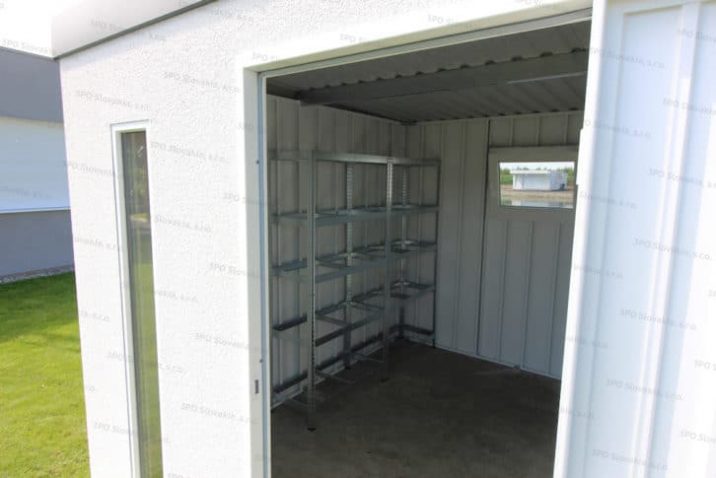 Der Einblick in den Innenraum eines montierten Gartenhauses in weiß