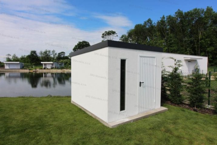 Ein montiertes Häuschen von GARDEON bei einem See mit einem Pultdach
