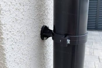 Detail an das anthrazit Rinnensystem an einem Häuschen