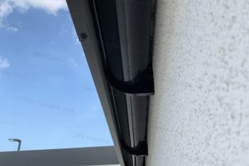 Detail an das anthrazit Rinnensystem an einem Häuschen