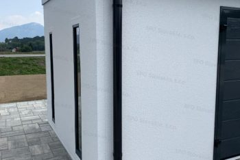 Detail an das anthrazit Rinnensystem an einem Häuschen