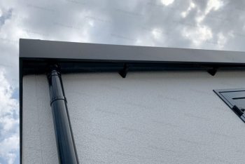 Detail an das anthrazit Rinnensystem an einem Häuschen