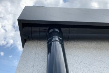 Detail an das anthrazit Rinnensystem an einem Häuschen